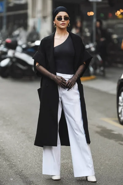 ミラノ イタリア 2019年2月21日 ミラノファッションウィーク中のファッションショーの前にストリートスタイルの衣装 Mfwfw19 — ストック写真