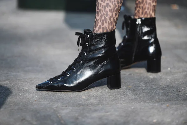 Milano, İtalya - 21 Şubat 2019: Milano Moda Haftası sırasında bir defile sonrası Sokak stili Boots detay - Mfwfw19