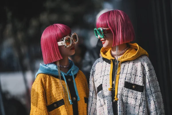 Milano, İtalya - 20 Şubat 2019: Sokak stili kıyafetler - Milano Moda Haftası'nda defile öncesi Ami Suzuki ve Aya Suzuki - Mfwfw19