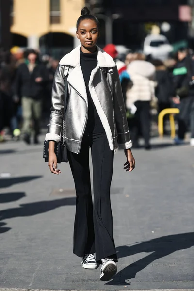 ミラノ イタリア 2019年2月24日 ミラノファッションウィーク中のファッションショーの後のストリートスタイルの衣装 Mfwfw19 — ストック写真