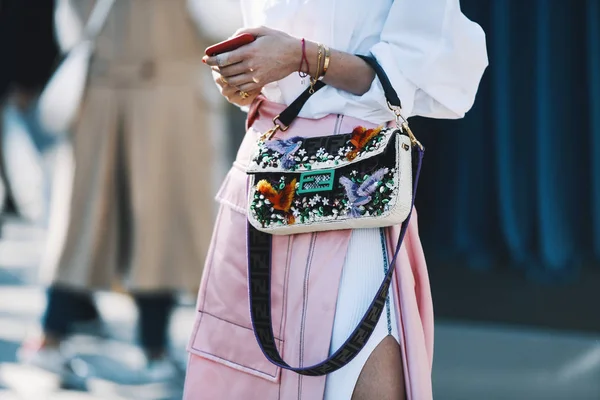 Milan Olaszország Február 2019 Street Style Fendi Erszényes Részlet Után — Stock Fotó