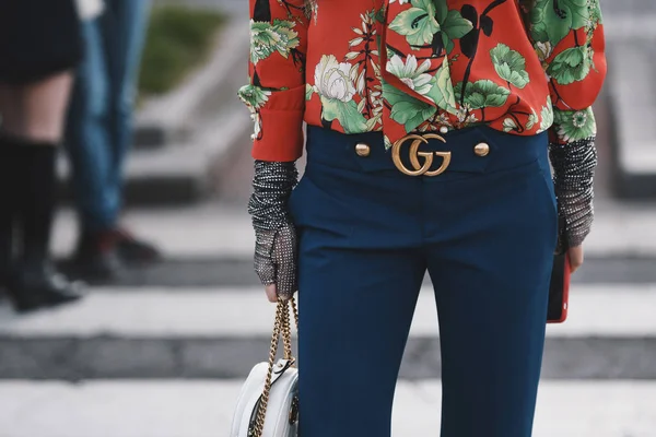 ミラノ イタリア 2019年2月20日 ストリートスタイル ミラノファッションウィーク中にファッションショーの後にグッチを着た女性 Mfwfw19 — ストック写真