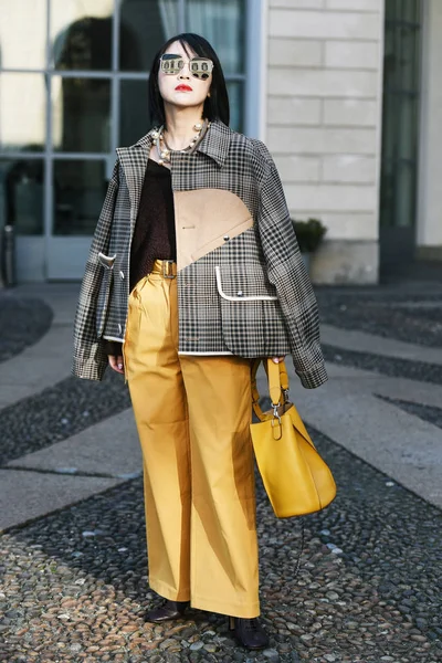 意大利米兰 2019年2月22日 米兰时装周期间时装秀后的街头时尚服装 Mfwfw19 — 图库照片