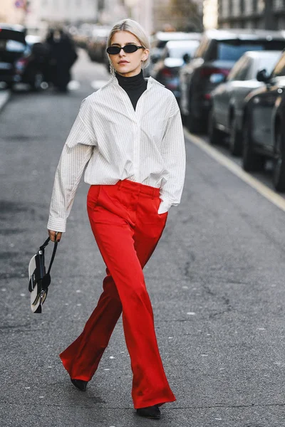 Milano, İtalya - 22 Şubat 2019: Sokak stili - Influencer Caroline Daur Milano Moda Haftası sırasında bir defile sonra - Mfwfw19
