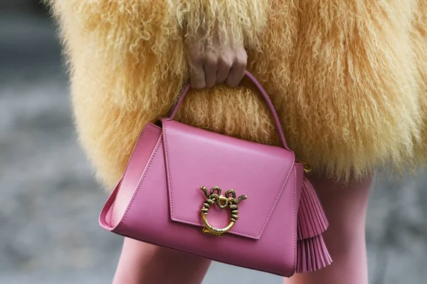 Milano, İtalya - 21 Şubat 2019: Milano Moda Haftası sırasında bir defile sonrası Sokak stili Çanta detayı - Mfwfw19