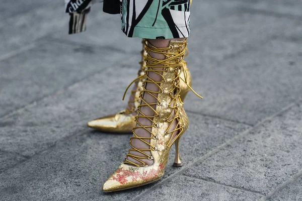 意大利米兰 2019年2月22日 米兰时装周期间街头风格花式鞋细节 Mfwfw19 — 图库照片