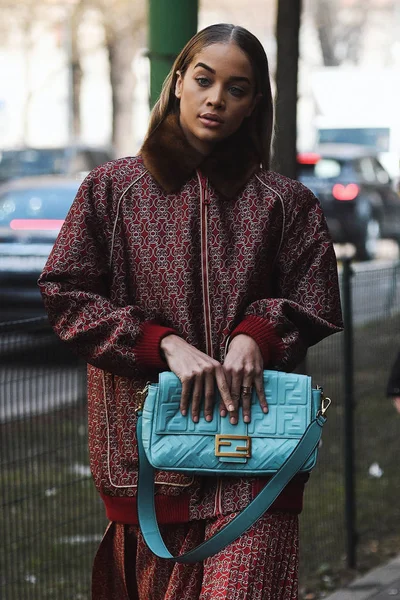 意大利米兰 2019年2月21日 在米兰时装周的时装秀后 街头时尚模特茉莉 桑德斯戴着芬迪钱包 Mfwfw19 — 图库照片
