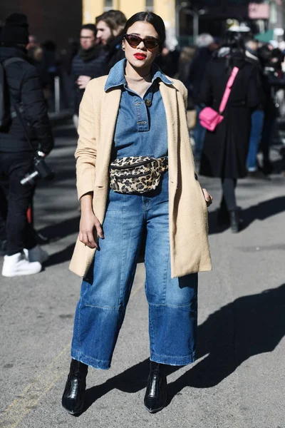 Milán Italia Febrero 2019 Traje Mezclilla Estilo Calle Antes Desfile —  Fotos de Stock