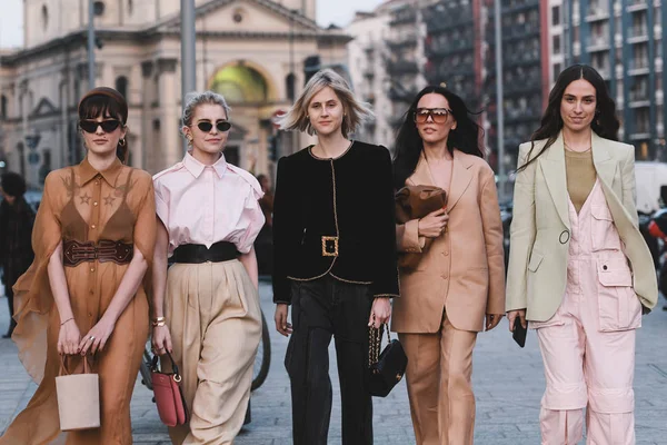 Milan Włochy Lutego 2019 Street Style Stroje Modele Blogerzy Influencerów Zdjęcie Stockowe