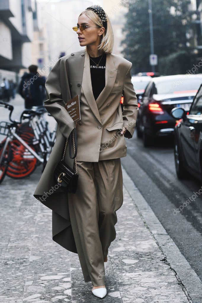 Milan Italia Febrero 2019 Street Style Mujer Vestida Con Balenciaga Foto editorial de stock AGCreativeLab 268556926