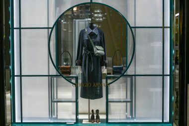 Milan, İtalya - 13 Ocak 2020: Geceleri Giorgio Armani vitrininde lacivert ceket