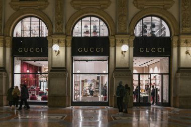 Milan, İtalya - 13 Ocak 2020: Galleria Vittorio Emanuele II Gucci 'nin önündeki insanlar