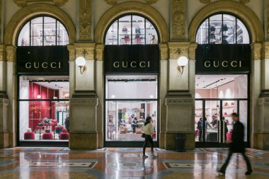 Milan, İtalya - 13 Ocak 2020: Gucci çantaları ve spor ayakkabıları sergisi