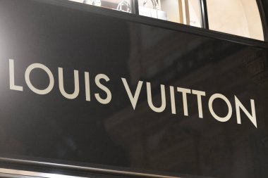 Milan, İtalya - 13 Ocak 2020: Louis Vuitton vitrin logosu ayrıntıları
