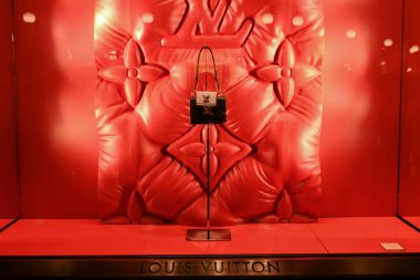 Milan, İtalya - 11 Ocak 2020: Louis Vuitton kırmızı bir vitrinde deri çanta