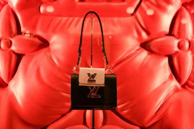 Milan, İtalya - 11 Ocak 2020: Louis Vuitton siyah çanta ve küçük pembe bir çanta