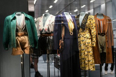 Milan, İtalya 13 Ocak 2020 Miu Miu kadın aksesuarları sergileniyor