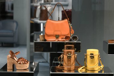 Milan, İtalya 13 Ocak 2020 Miu Miu kadın aksesuarları sergileniyor