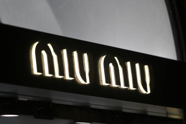 Milan, İtalya - 13 Ocak 2020: Miu Miu mağaza logosunu aydınlattı