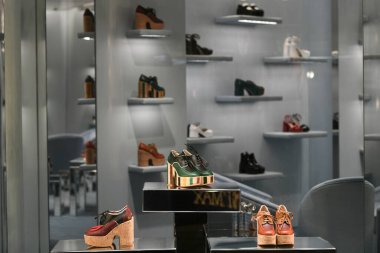 Milan, İtalya - 13 Ocak 2020: Miu Miu platformu deri ayakkabılar