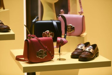 Milan, İtalya - 13 Ocak 2020: Prada deri çantalar ve ayakkabılar