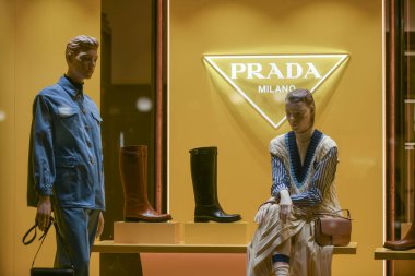 Milan, İtalya - 13 Ocak 2020: Prada giysileri, botlar, ayakkabılar ve çantalar vitrin ayrıntıları