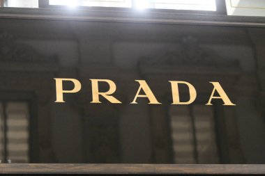 Milan, İtalya - 13 Ocak 2020: Prada mağazasının logosu