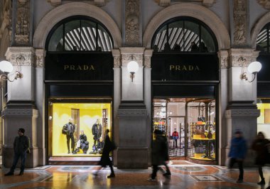Milan, İtalya - 13 Ocak 2020: Geceleri Galleria Vittorio Emanuele II Prada 'nın önünden geçen insanlar