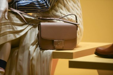 Milan, İtalya - 11 Ocak 2020: Bir mankenin üzerindeki Deri Poweder Prada çanta detayı