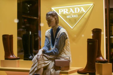 Milan, İtalya - 11 Ocak 2020 Prada renkli kıyafet ve aksesuar sergisi