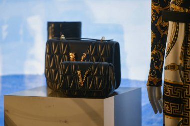 Milan, İtalya - 11 Ocak 2020: Versace Siyah deri çantalar