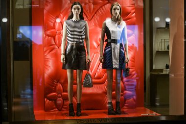 Milan, İtalya - 13 Ocak 2020 Louis Vuitton Kadın Kıyafetleri Vitrini