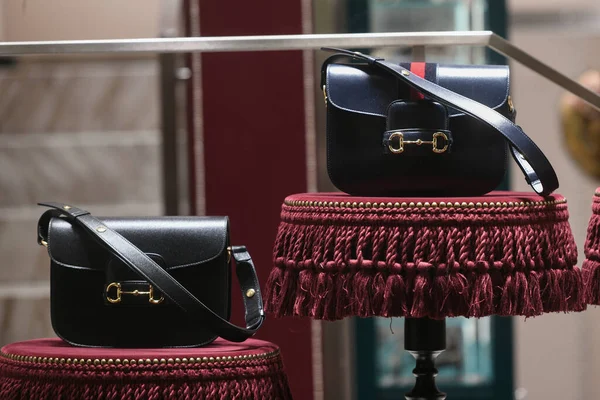 Милан Италия Января 2020 Выставка Черных Кожаных Сумок Gucci — стоковое фото