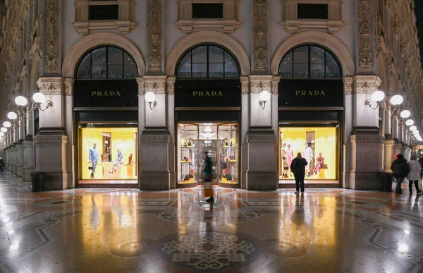 Μιλάνο Ιταλία Ιανουαρίου 2020 Εκθετήρια Galleria Vittorio Emanuele Prada — Φωτογραφία Αρχείου