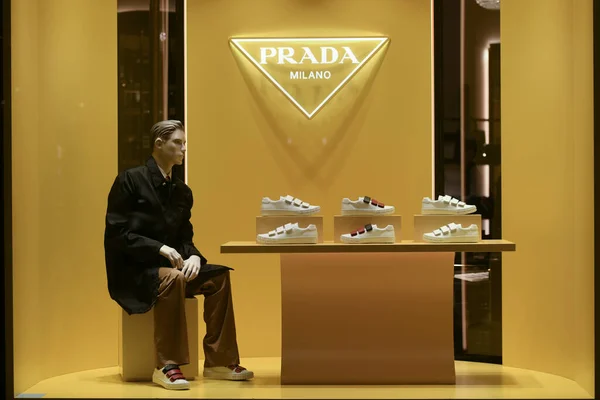 Milão Itália Janeiro 2020 Prada Roupas Coloridas Acessórios Vitrine Noite — Fotografia de Stock