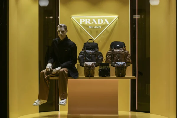 Milão Itália Janeiro 2020 Prada Roupas Coloridas Acessórios Vitrine Noite — Fotografia de Stock