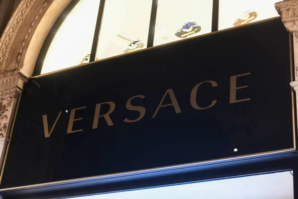 Milan Talya Ocak 2020 Versace Vitrin Logosu Ayrıntıları — Stok fotoğraf