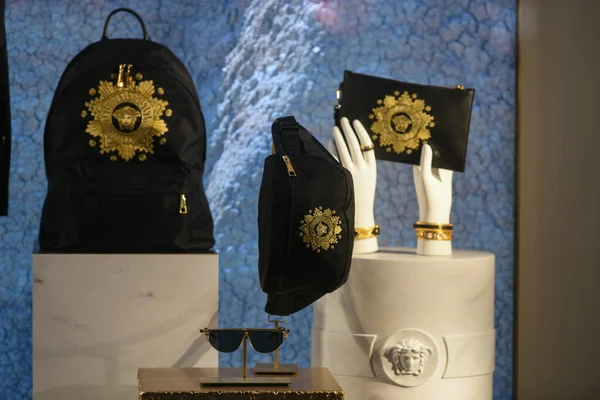 Milão Itália Janeiro 2020 Acessórios Versace Pretos Dourados Exibidos Uma — Fotografia de Stock