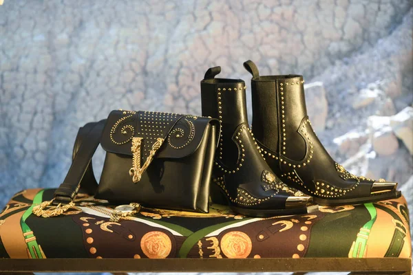 Milán Italia Enero 2020 Botas Piel Versace Negras Doradas Cinturón — Foto de Stock