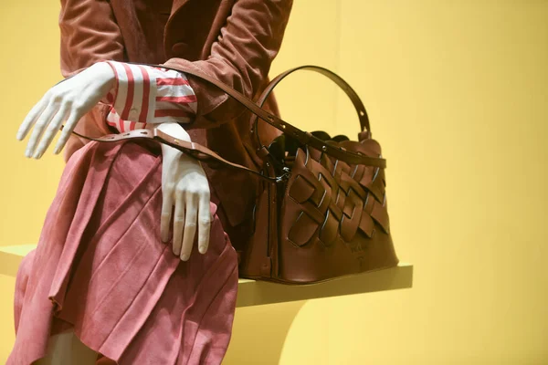 ミラノ イタリア 2020年1月11日 レザー織り Pradaのハンドバッグをマネキンの詳細 — ストック写真