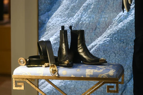 意大利米兰 2020年1月11日 黑色和金色范思哲皮靴和腰带展示会 — 图库照片