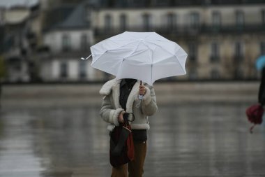 Paris 'te yağmurlu bir günde şemsiyesi olan insanlar.