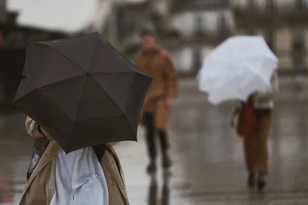 巴黎雨天拿着雨伞的人 — 图库照片