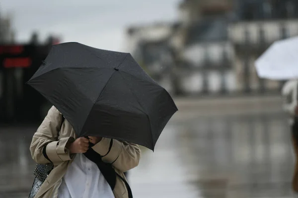 巴黎雨天拿着雨伞的人 — 图库照片