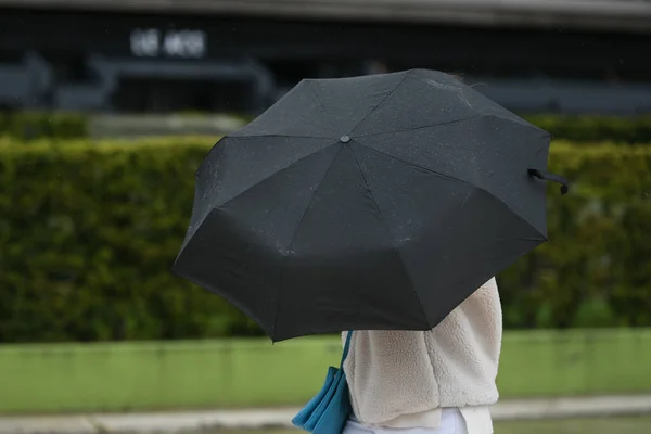 巴黎雨天拿着雨伞的人 — 图库照片