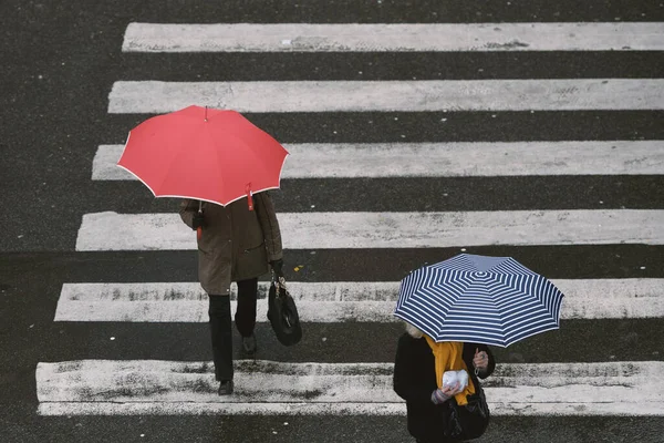 巴黎雨天拿着雨伞的人 — 图库照片