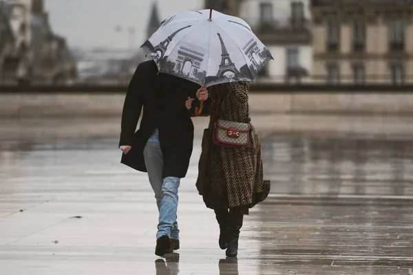 法国巴黎 2020年2月27日 巴黎雨天带雨伞的人 — 图库照片