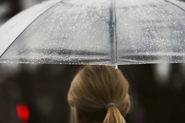 法国巴黎 2020年2月27日 在巴黎的雨天 带着雨伞的女孩 — 图库照片