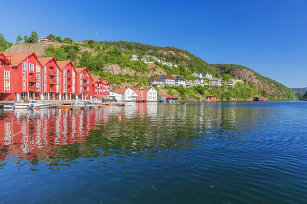 Sahildeki Flekkefjord tipik Norveç kırmızı tatil evleri