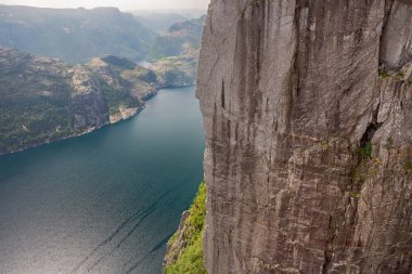 Uzaktan içinde sis göl vaiz minber gördün Eida ile Lysefjord